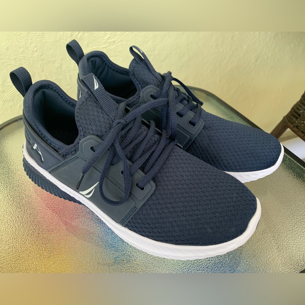 Nautica ladies Rainey sport sneakers 8 1/2 NWOT